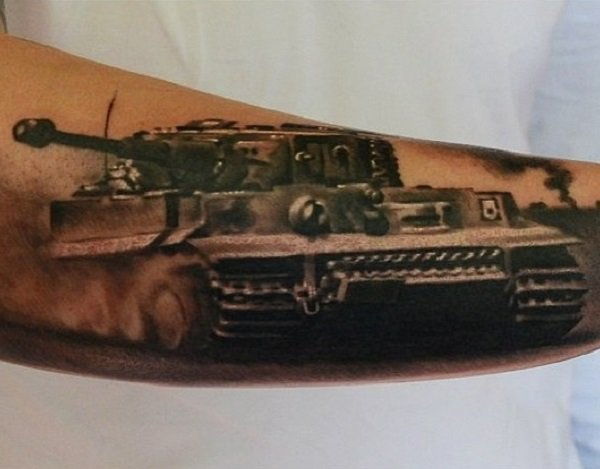 40 + omamljanje vojne tematske tetovaže