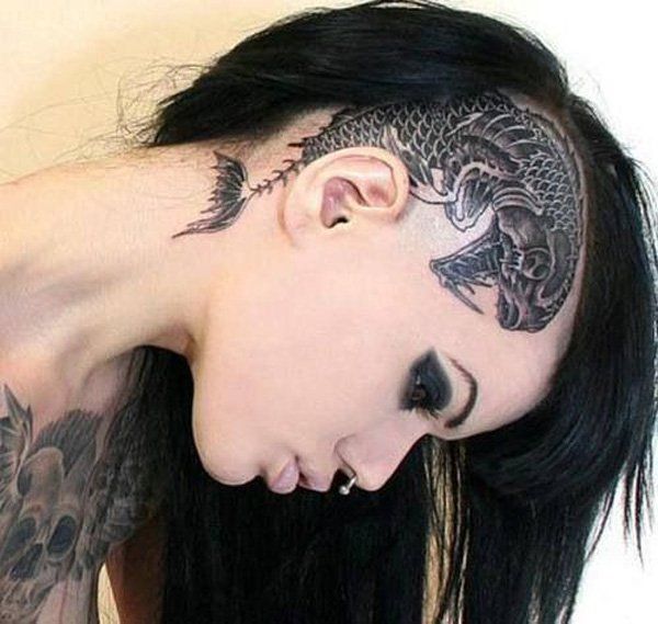 45 tatuaje nebun pe cap