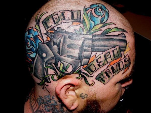 45 tatuaje nebun pe cap