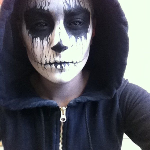 Halloween makeu-skull for man