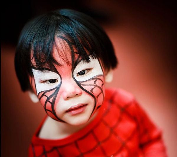 Noč čarovnic-otroci-kostum-ličila-spiderman-dečki