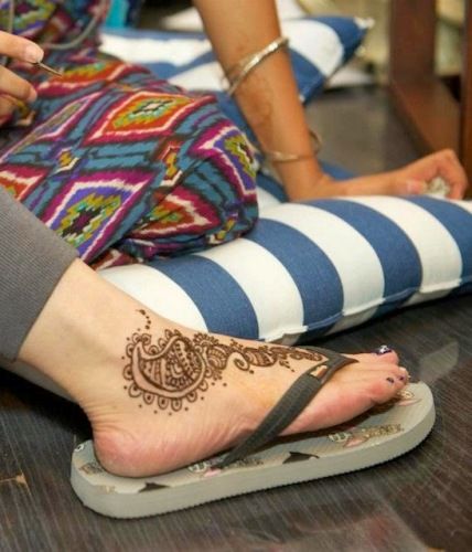 simple brown mehndi for the feet
