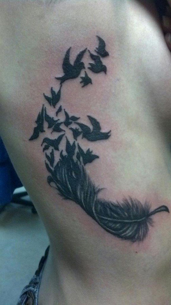50 gražių plunksnų tatuiruotės dizaino