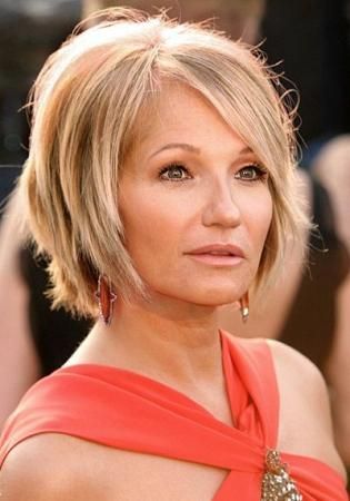 Mic de statura Hairstyle for Women Over 50_21