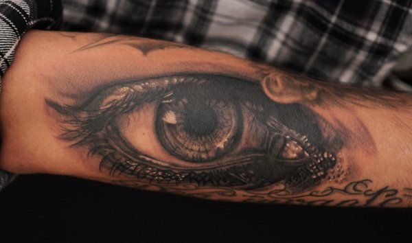 50 tatuaje nebun ochi