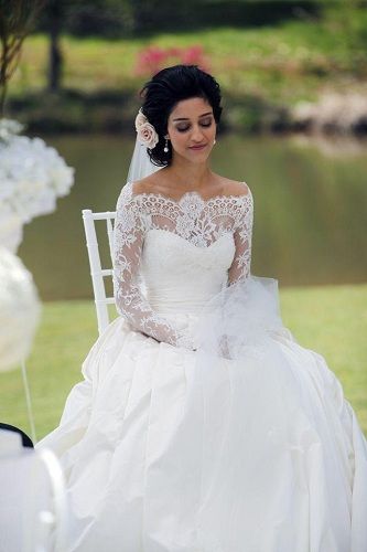 Vestuvių Dress with Lace Sleeves