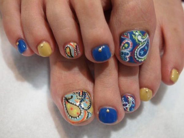 Paisley pattern toe nail art