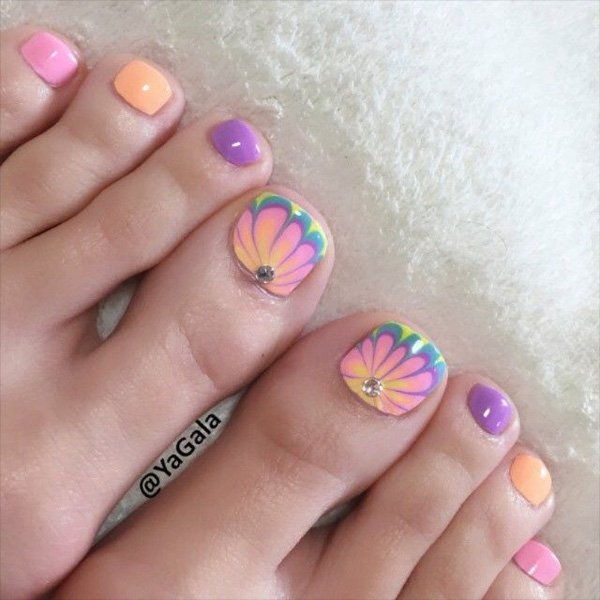 víz marble design on toe nails