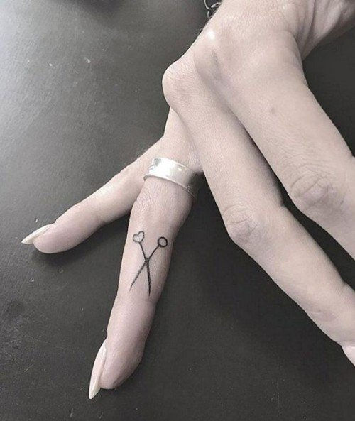 majhna finger tattoo_14