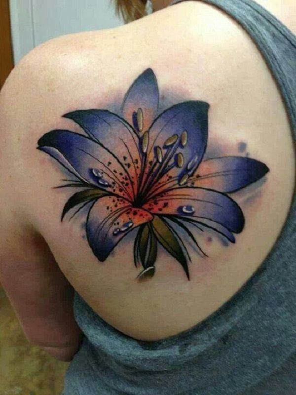 Sötét blue watercolor lily tattoo on shoulder blade