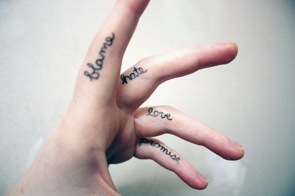 55+ aranyos ujjak tetoválása