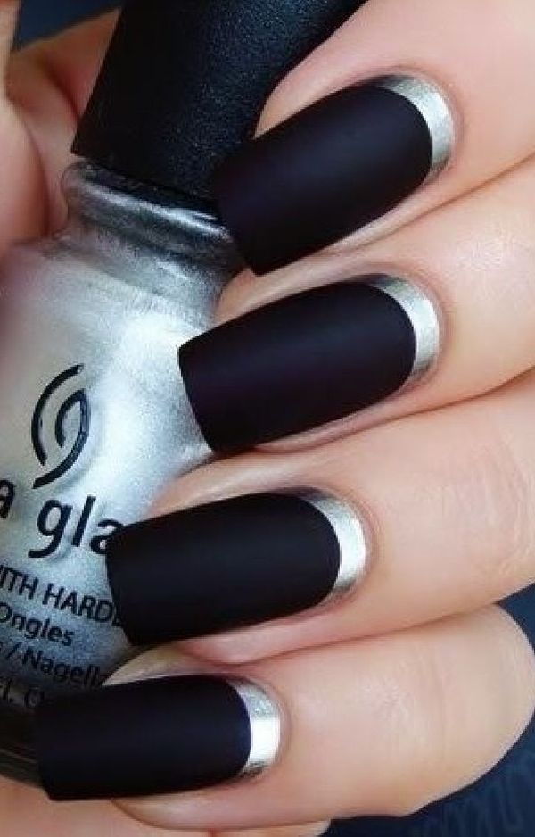 Fekete metallic manicures