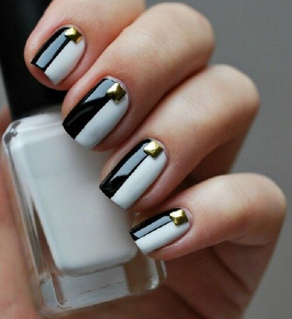 negru and white nail