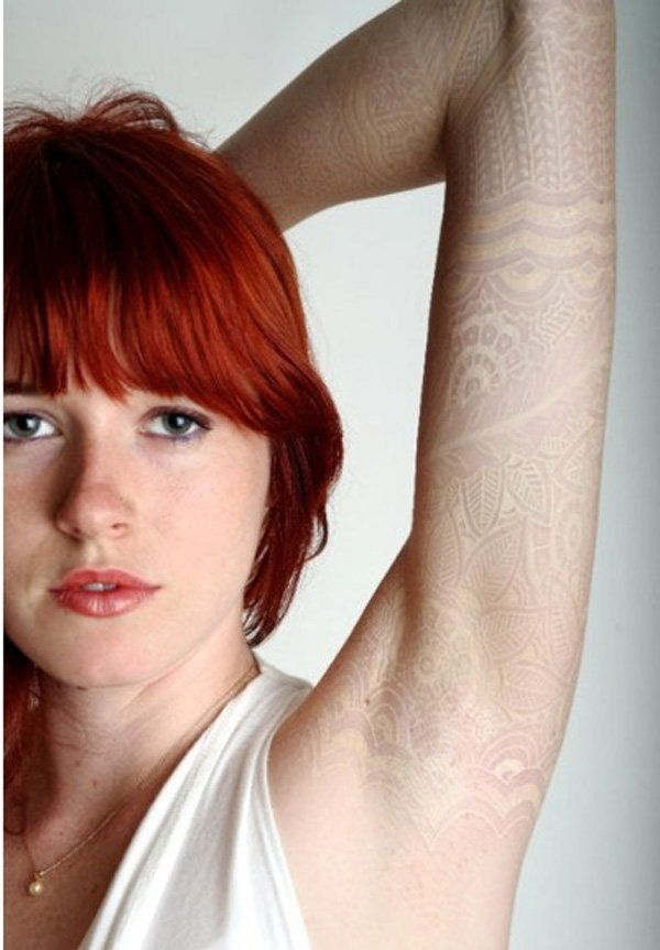 60+ Idei pentru tatuaje de cerneală albă