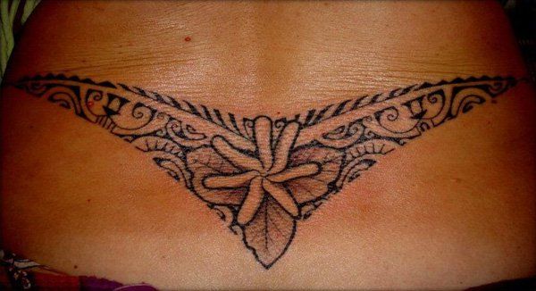 60+ moterys tatuiruotės žemos atgal