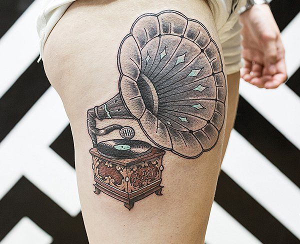 60 šlaunų tatuiruotės idėjos