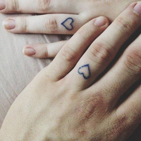 inimă matching tattoos on finger