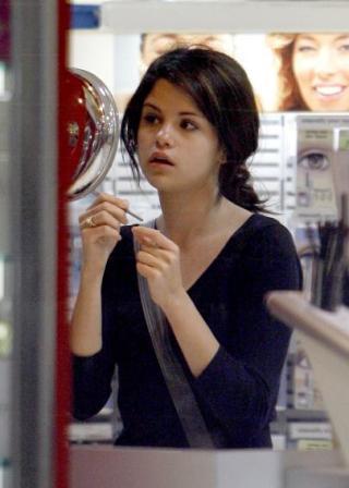 8 poze cu Selena Gomez fără machiaj Stiluri de viață