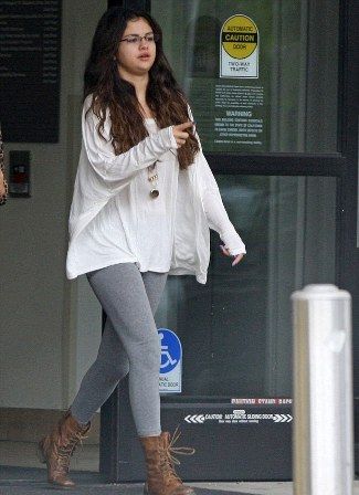 8 Pictures Of Selena Gomez Without Makeup | Styles At Life