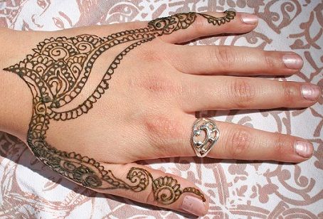 paisley-back-hand-design-simple-and-easy-mehandi-dizainas-for-beginners