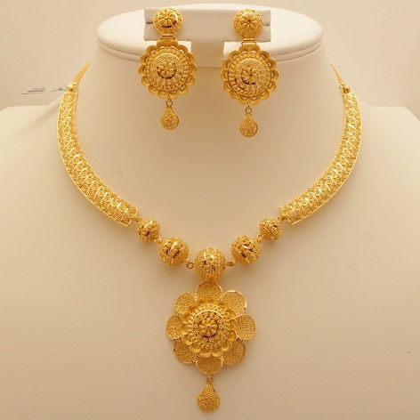 Flower Inspired Gold Necklace Design