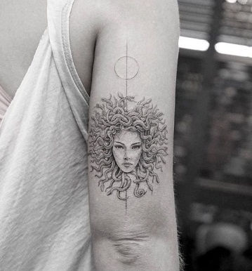 Medúza Rounded Tattoo Designs