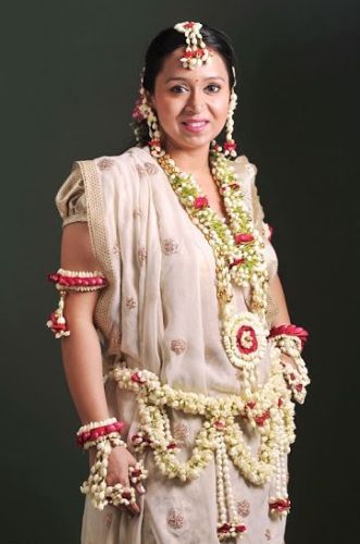 Clasic Look Flower Jewellery For Mehndi Designs