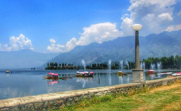 dal-lake_jammu-kashmir-tourist-places