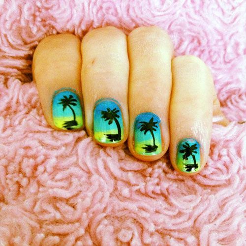 Gradientas texturizing palm tree nail art