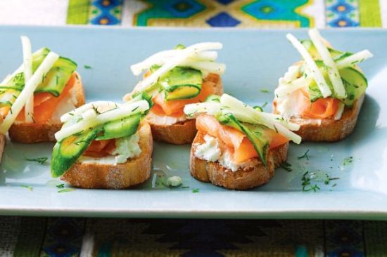 finger food recipes - Smoked salmon crostini with cucumber and pear pickle