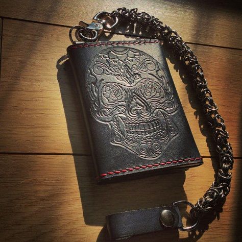 costumed-leather-chained-wallet