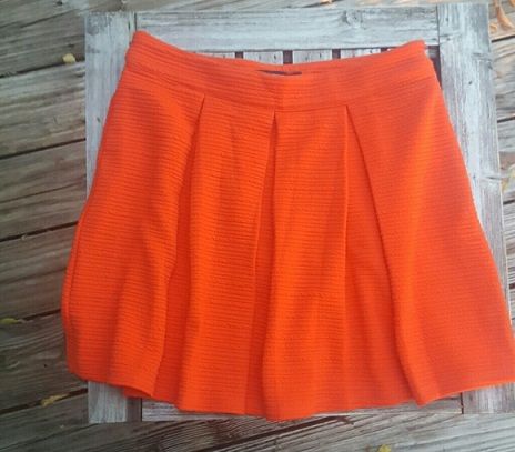 Atsitiktinis wear orange skirt