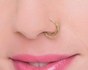 Dizaineris Gold Hoop Nose Ring