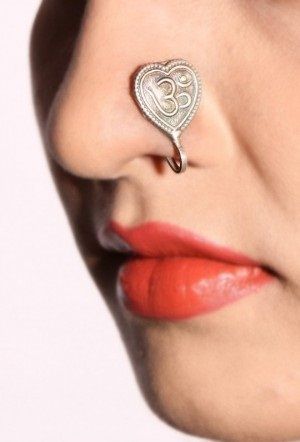 Dizajner “Om” Engraved Silver Nose Ring
