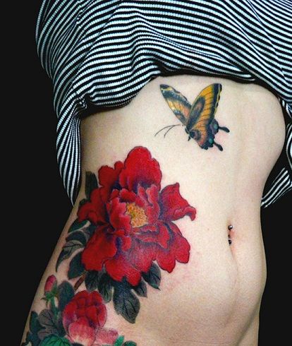 roșu peony tattoo on body