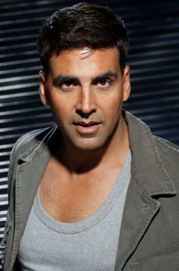 9 Pictures of Akshay Kumar With and without Makeup | Styles At Life