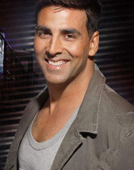 9 Pictures of Akshay Kumar With and without Makeup | Styles At Life