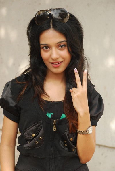 9 Pictures of Amrita Rao with and without Makeup | Styles At Life