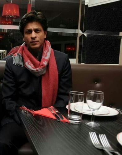 9 imagini de Shahrukh Khan cu și fără machiaj