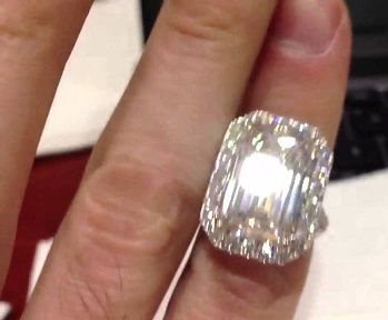 smaragdas Cut Huge Diamond Ring