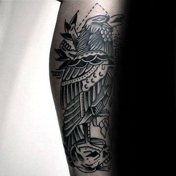Tradiţional Crow Tattoo designs