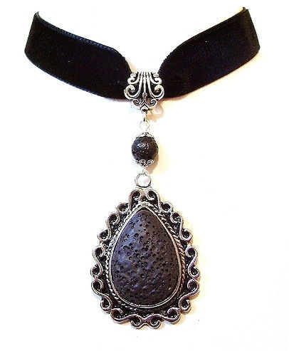 Velvet choker with pendant