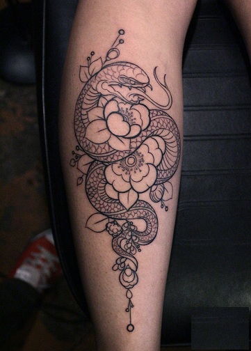 afrikai American Snake and Flower Tattoo Design
