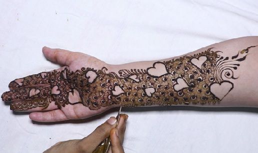 9 Trending Heart Shaped Mehndi Designs With Pictures | Styles At Life