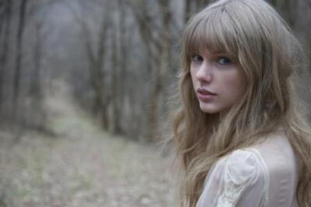 9 Unseen Pictures of Taylor Swift Without Makeup | Styles At Life