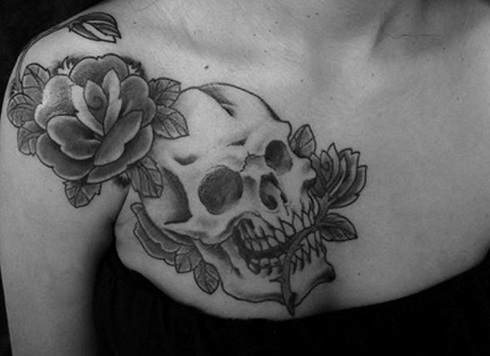 Craniu with roses collar bone tattoo