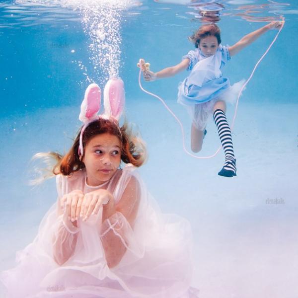 Alice în WaterLand de Elena Kalis