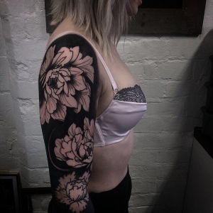 Črno-ozadje-bela-cvetovi-tetovaža-Sleeve-po-Max-Rathbone