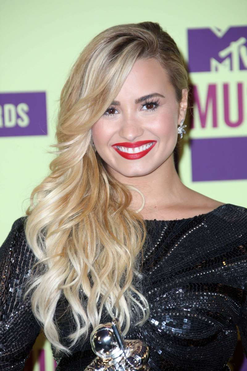Demi Lovato 10 legjobb haj- és sminkes megjelenése