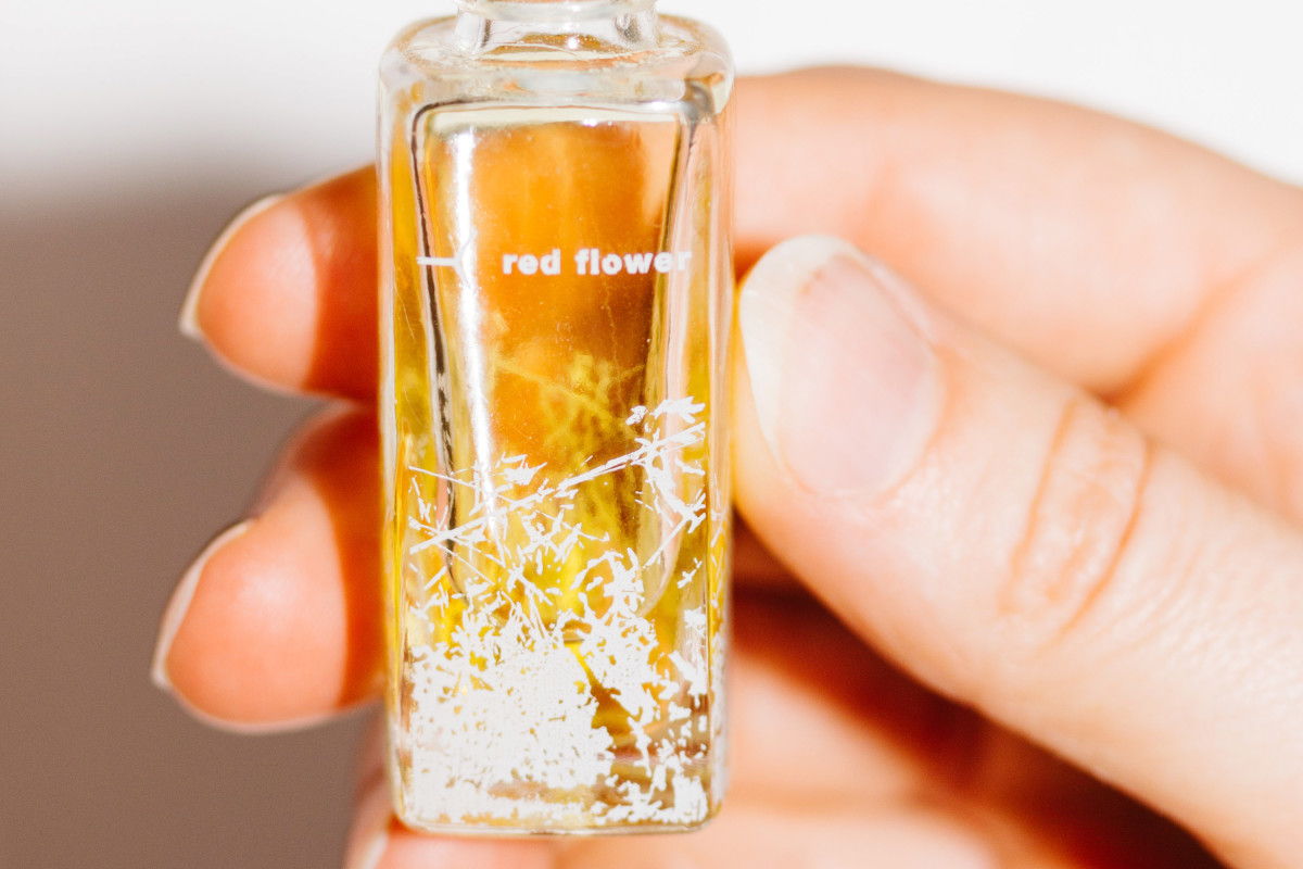Editor Pick: Red Flower Guaiac, organsko parfumsko olje s prevleko